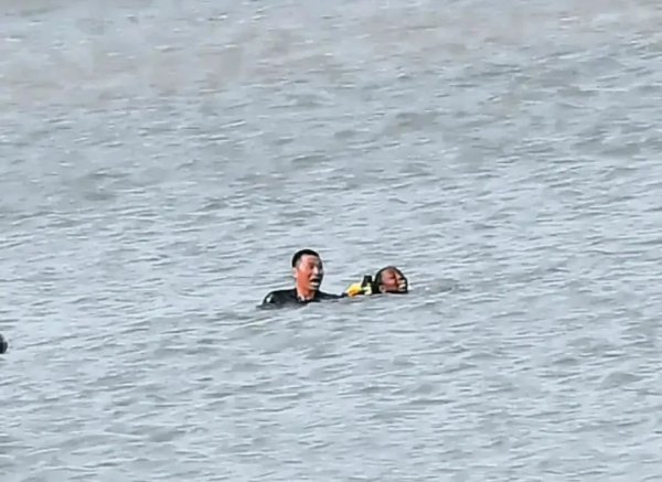 长城配资 痛悼！“地摊医生”走了